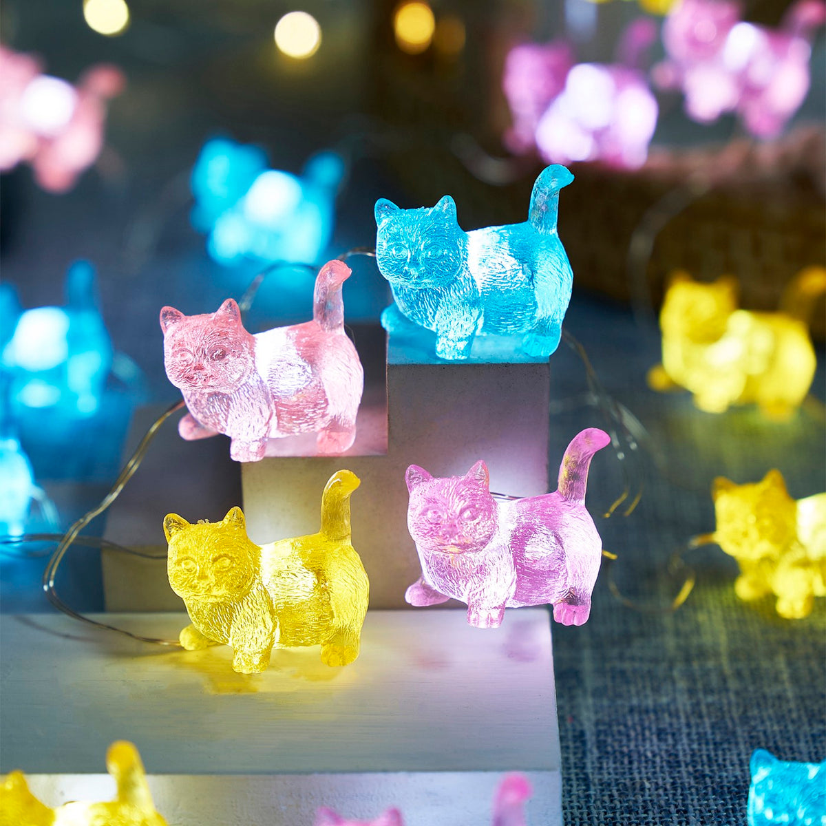 居心地の良い寝室の装飾にキャットフェアリーライトを